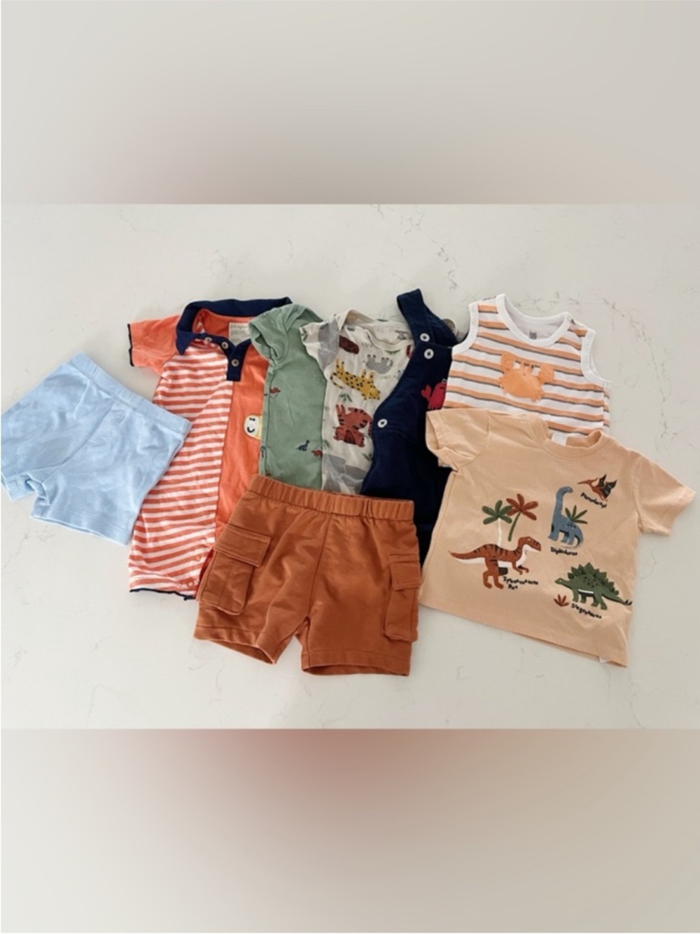 • lot of 8 baby clothing items •
